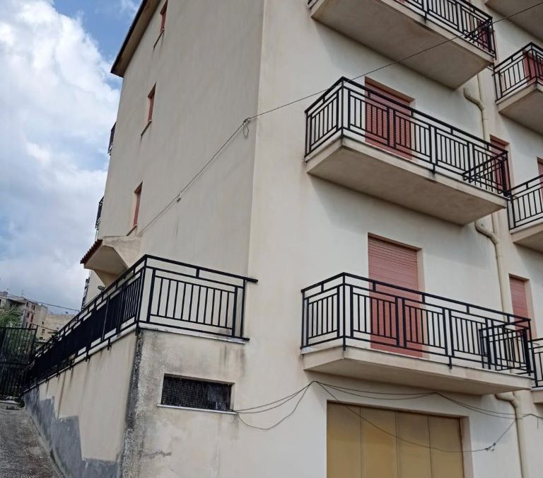 Appartamento al secondo piano, Via Falcone e Borsellino – Stima del valore di mercato € 85.000 circa.