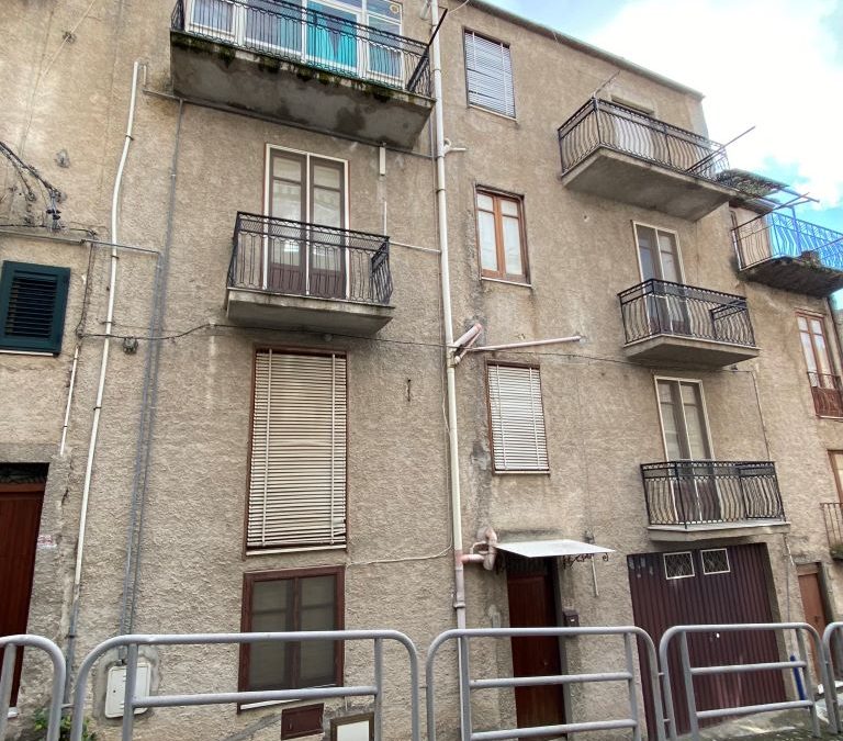 Casa indipendente in via Ciccarello n. 40 – Stima del valore di mercato € 90.000 circa.