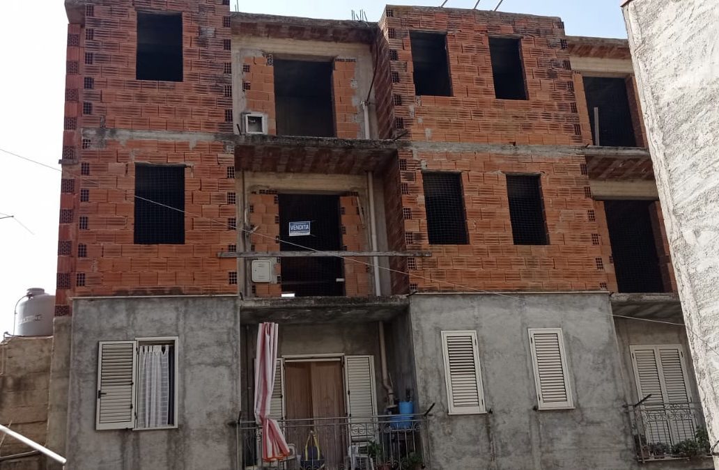 Appartamento al secondo piano da rifinire, più garage, in Via Candiliera n. 1 – Stima del valore di mercato € 25.000 circa.