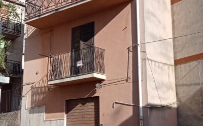 Fabbricato ad uso commerciale ed abitativo sito in Via Cannella, prospettante in Via Sinardi – Stima del valore di mercato € 20.000 + € 30.000 + € 100.000
