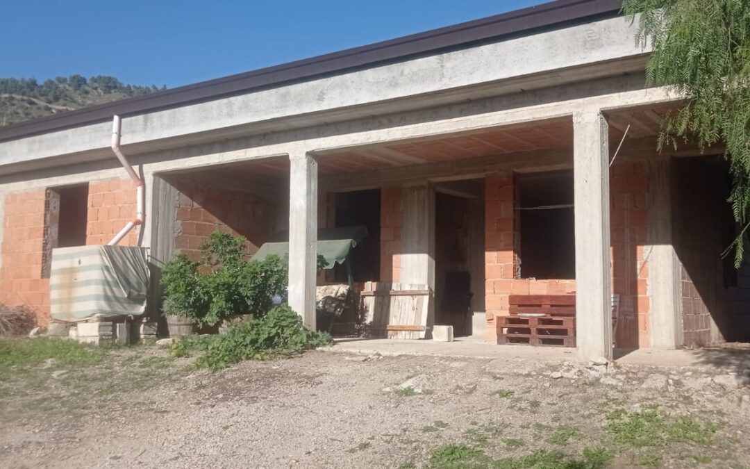 Fabbricato e terreno c.da Santo Pietro – stima del valore di mercato € 150.000 circa